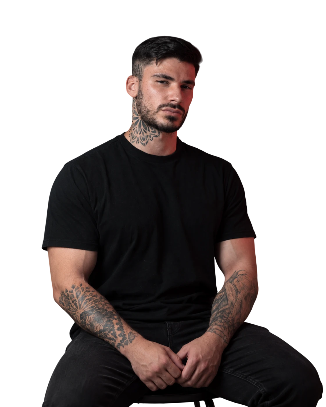 Retrato de Javier Valera con camiseta negra y tatuajes en el cuello y los antebrazos
